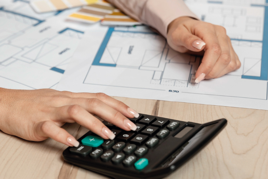 Calcolo delle detrazioni dei bonus edilizi 2026 con calcolatrice e progetto di ristrutturazione