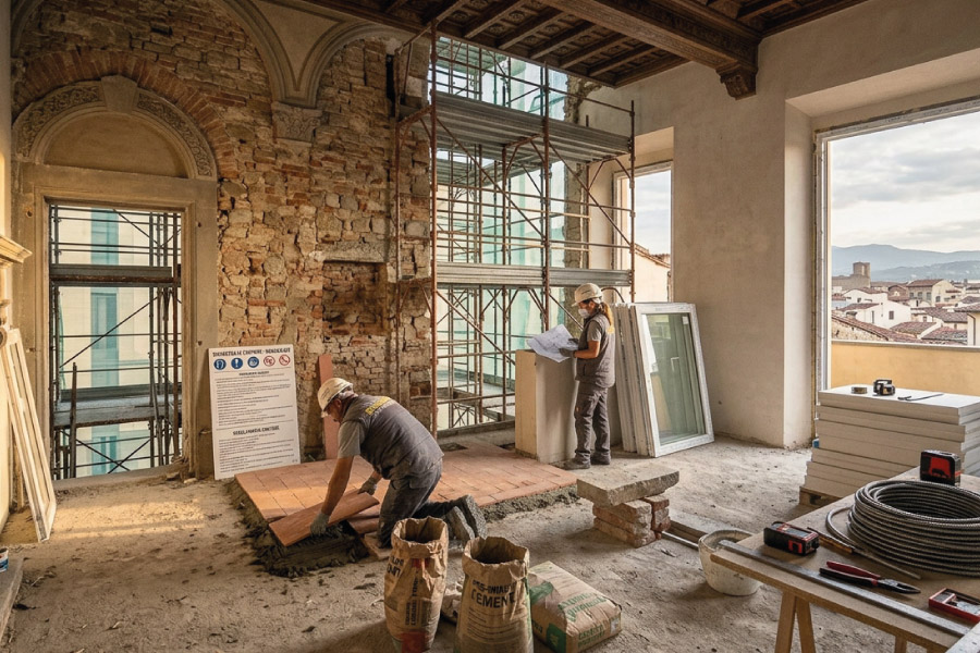 Impresa edile al lavoro in un cantiere di ristrutturazione a Firenze