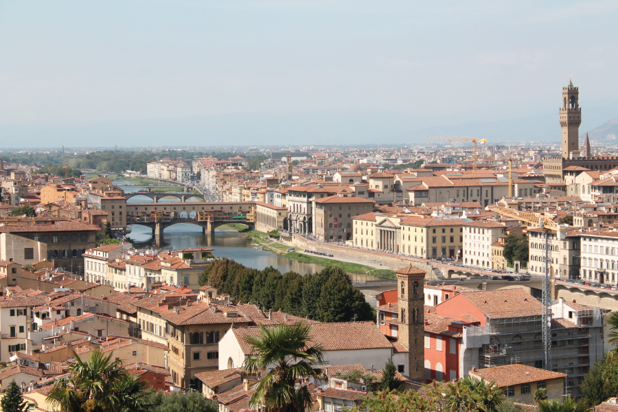 Palazzi residenziali di Firenze visti dall’alto con i tetti del centro storico